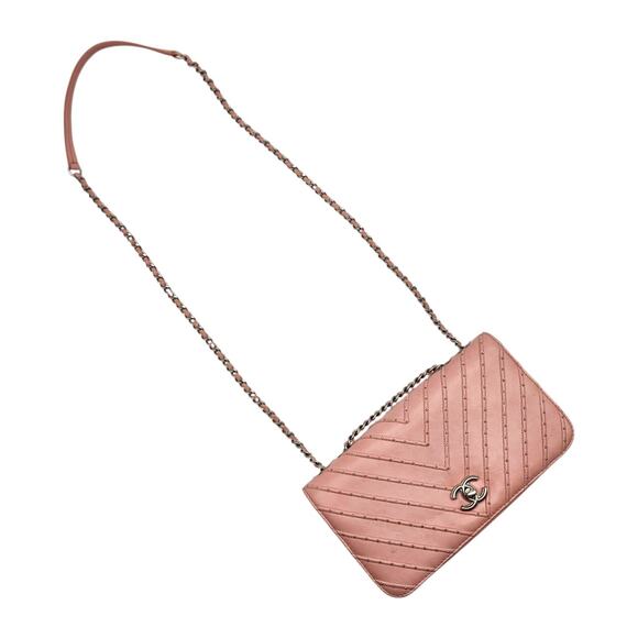 Chanel CC Clasp Medium Calf Leather Flap Bag Studded Chevron Pink - rare - Picture 4 of 12